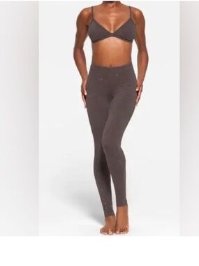 NWOT NWT RARE SKIMS OUTDOOR RHINESTONE LEGGING  GREY CHALK | LARGE